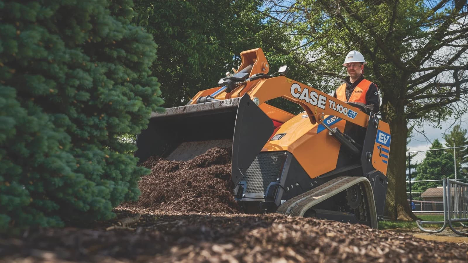 CASE TL170 și 121G: miniîncărcător pe șenile și încărcător compact anunțate